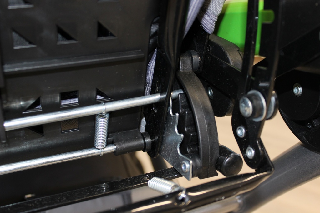 Коляска «Мева», опускаем спинку